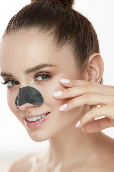 Чистка кожи. Крупный план Красивая женщина с пластырем маска на носу — стоковое фото