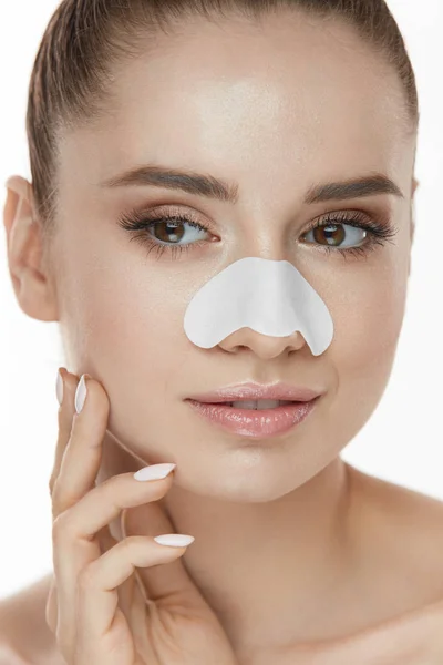 Primo piano di donna bellezza faccia con striscia patch su naso — Foto Stock