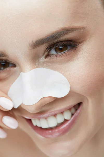 Beauty Skin Care. Tutup Gadis Cantik Dengan Patch Hidung — Stok Foto