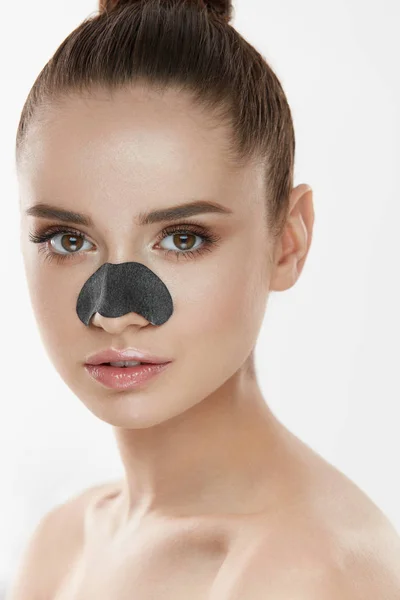 Kosmetologi. Vacker kvinna med svart Mask på näsan — Stockfoto