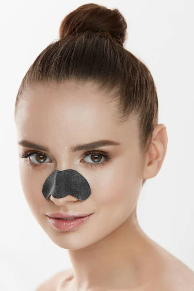 Kosmetologi. Vacker kvinna med svart Mask på näsan — Stockfoto