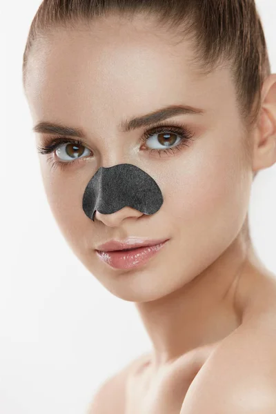 Cosmetologia. Mulher bonita com máscara preta no nariz — Fotografia de Stock