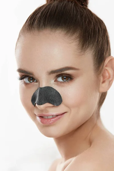 Cosmetologia. Mulher bonita com máscara preta no nariz — Fotografia de Stock
