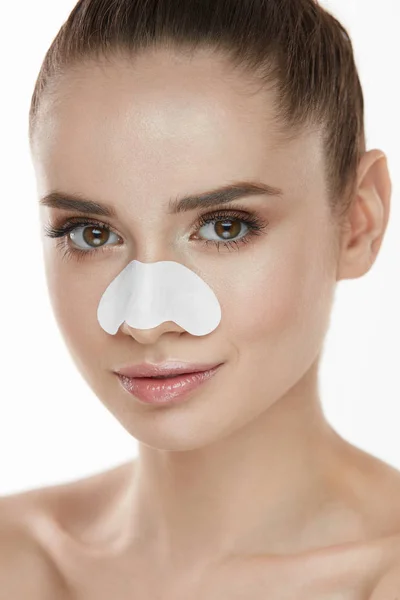 A gyönyörű nő arcát ellátás bőrtapasz orrát — Stock Fotó