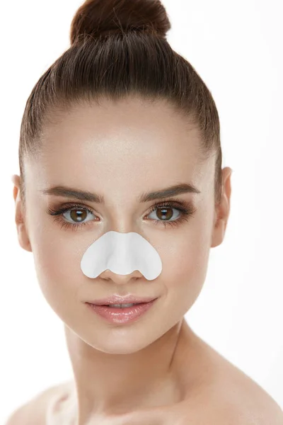 A gyönyörű nő arcát ellátás bőrtapasz orrát — Stock Fotó