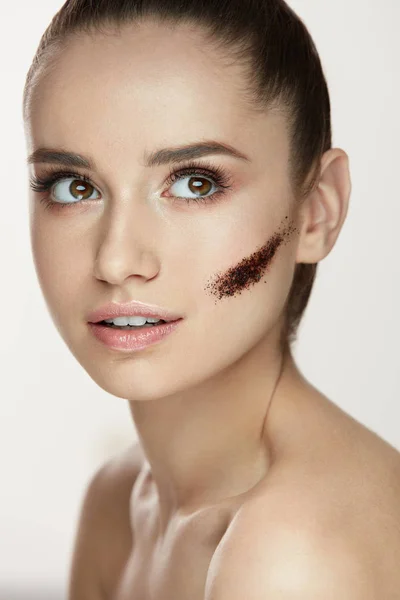 Beauty cosmetica. Jonge vrouw met streep van koffie masker op huid — Stockfoto