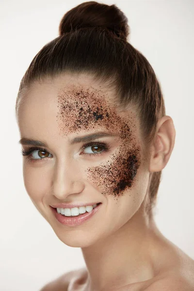 Cuidado de la piel facial de mujer. Chica con café piel exfoliante en la cara — Foto de Stock