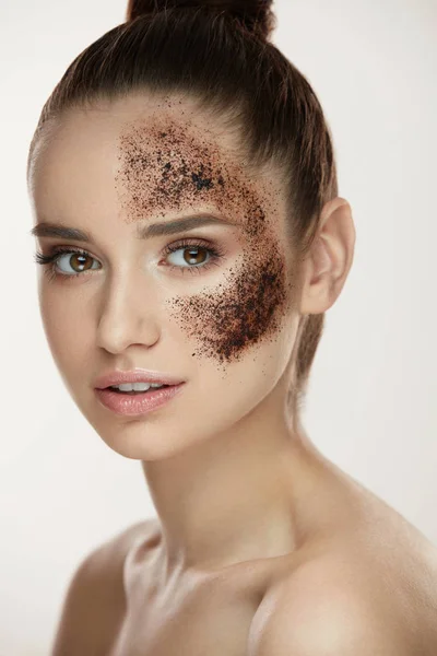 Vrouw gezicht huidverzorging. Meisje met koffie huid op gezicht Scrub — Stockfoto