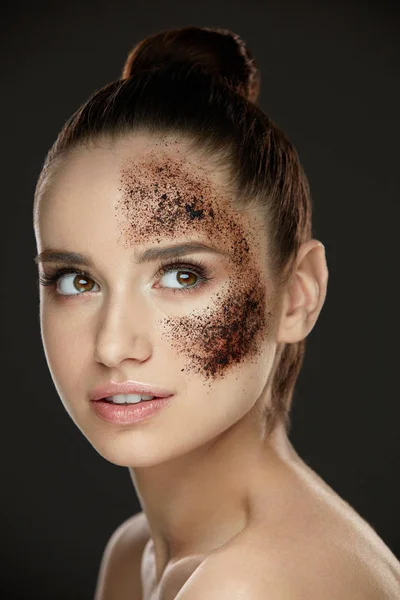 Cuidado de la piel facial de mujer. Chica con café piel exfoliante en la cara —  Fotos de Stock