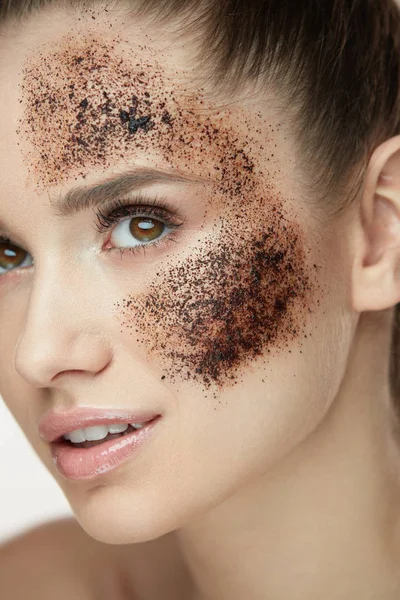 Mulher Face Skin Care. Menina com pele de café esfregar no rosto — Fotografia de Stock