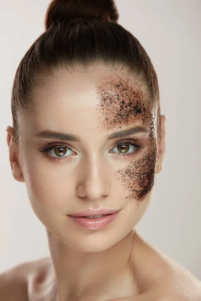 Cuidado de la piel facial de mujer. Chica con café piel exfoliante en la cara —  Fotos de Stock