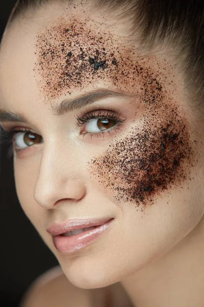 Frau Gesichtspflege. Mädchen mit Kaffee-Peeling im Gesicht — Stockfoto