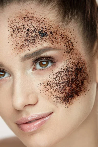 Beauty Face. Primer plano de mujer con máscara de café, exfoliante en la piel — Foto de Stock