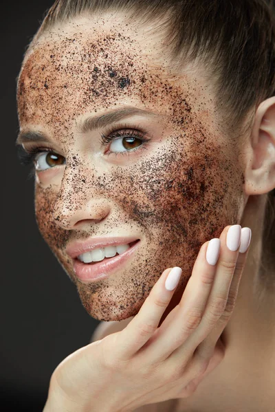 Ansiktsvård. Närbild av vacker kvinna med kaffe skrubba på huden — Stockfoto