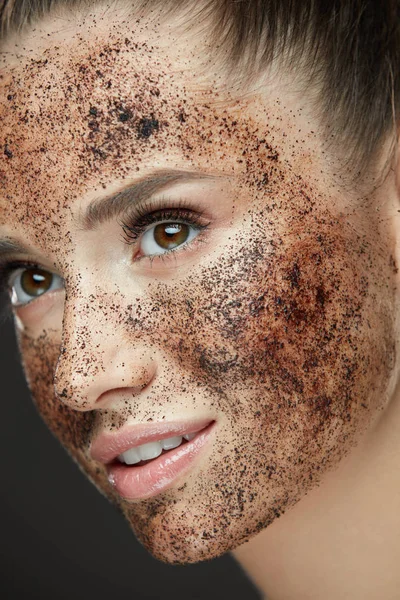 Het gezicht van de schoonheid. Close-up van vrouw met koffie masker, schrobben op huid — Stockfoto