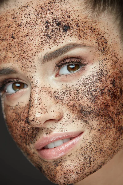 Skönhet ansikte. Närbild av kvinna med kaffe Mask, skrubba på huden — Stockfoto