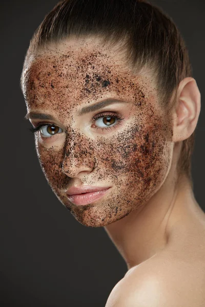 Soins du visage. Jeune femme avec gommage au café sur la peau du visage — Photo