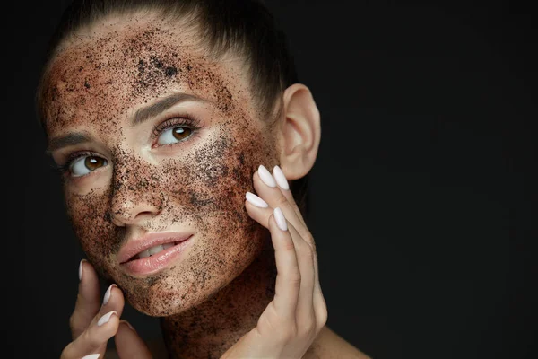 Cara de beleza. Retrato de mulher jovem colocando esfoliação de café — Fotografia de Stock