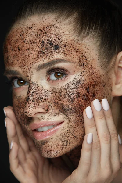 Het gezicht van de schoonheid. Portret van de jonge vrouw zetten koffie Scrub — Stockfoto