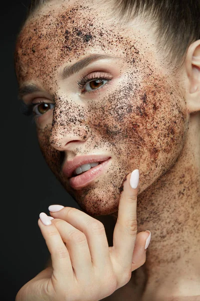 Gezichts onderhoud. Close-up van de mooie vrouw met koffie Scrub op huid — Stockfoto