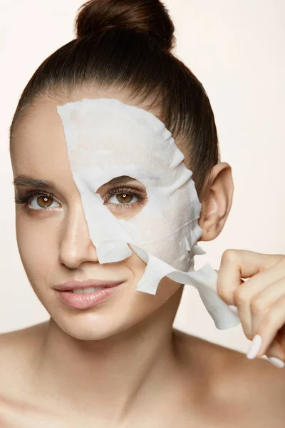 Γυναικεία ομορφιά προσώπου δέρμα θεραπεία. Γυναίκα με λευκό φύλλο μάσκα — Φωτογραφία Αρχείου