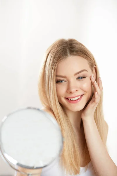 Gesichtsschönheit. sexy Frau mit gesunder Haut im Spiegel — Stockfoto