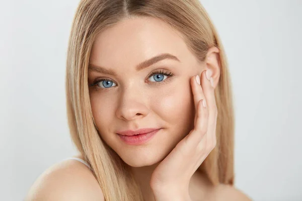 De gezicht van de schoonheid van de vrouw. Portret meisje met zachte huid, natuurlijke make-up — Stockfoto