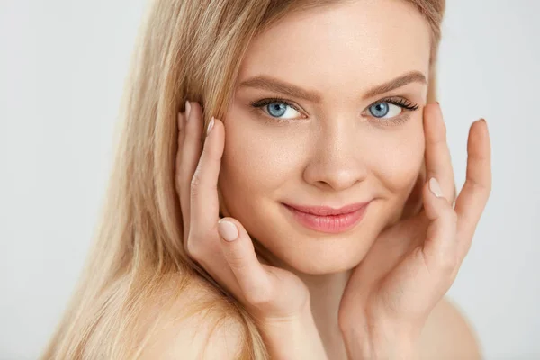 Soins du visage de femme. Jeune femme avec les mains touchant la peau de beauté — Photo