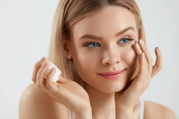 Cara de Mulher Beleza. Menina com pele fresca e garrafa de creme na mão — Fotografia de Stock