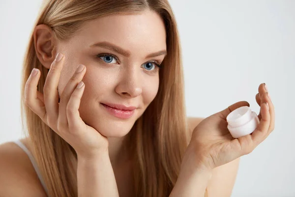 Cuidado de la piel facial de mujer. Chica aplicando crema bajo los ojos —  Fotos de Stock