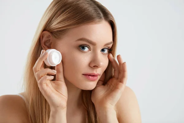 Cosmétiques Beauté Visage. Belle femelle mettre la crème sous les yeux — Photo