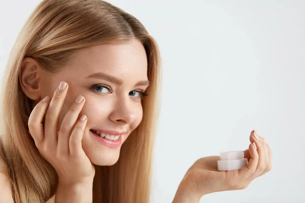 Mulher Face Skin Care. Menina aplicando creme sob os olhos — Fotografia de Stock