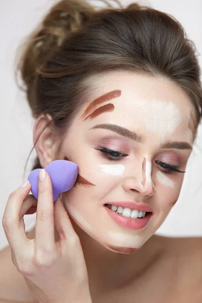 Wajah Makeup Kecantikan. Indah Perempuan Menerapkan Makeup Dengan Sponge — Stok Foto