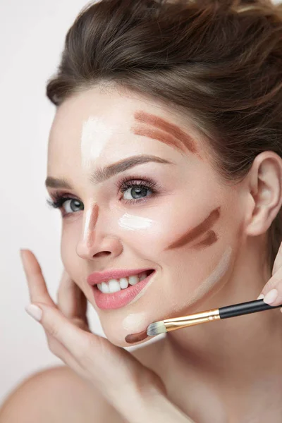 Maquiagem Mulher Face. Closeup de fêmea com linhas de contorno — Fotografia de Stock