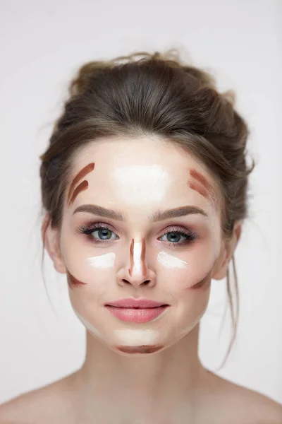 Cosméticos de belleza. Mujer sexy con líneas de contorno de maquillaje en la cara — Foto de Stock