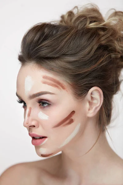 Cosméticos de belleza. Mujer sexy con líneas de contorno de maquillaje en la cara — Foto de Stock