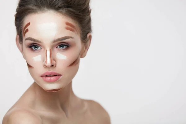 Beauty cosmetica. Sexy vrouw met make-up Contour lijnen op gezicht — Stockfoto