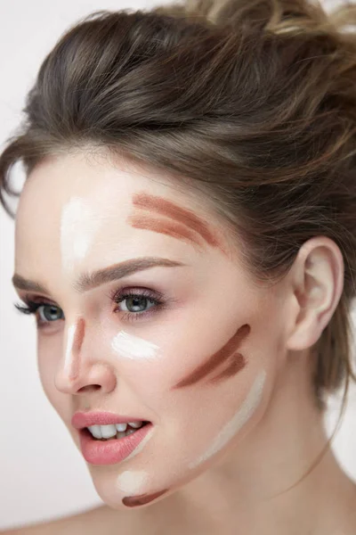 Skönhet kosmetika. Sexig kvinna med Makeup konturlinjer på ansikte — Stockfoto