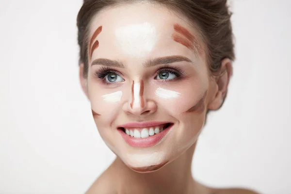 Frau Schönheit Make-up. Mädchen mit konturierenden Gesichtszügen auf der Haut — Stockfoto