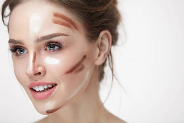 Frau Schönheit Make-up. Mädchen mit konturierenden Gesichtszügen auf der Haut — Stockfoto