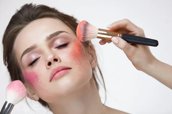 Cosméticos de belleza facial. Hermosa chica con maquillaje aplicando rubor — Foto de Stock