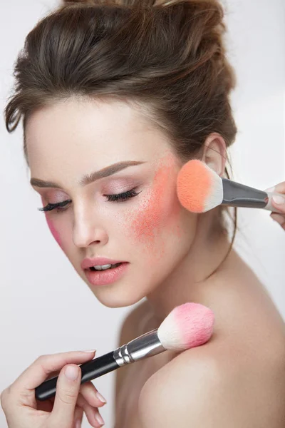 Cosméticos de belleza facial. Hermosa chica con maquillaje aplicando rubor —  Fotos de Stock