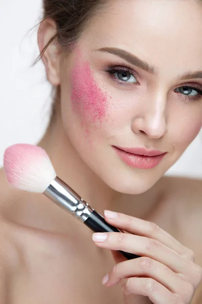 Maquillaje de belleza. Primeros planos mujer aplicando flojo rosa rubor en la cara —  Fotos de Stock