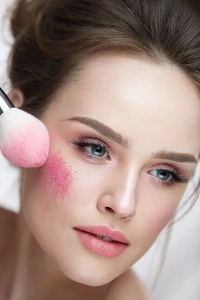 Schoonheid gezicht cosmetica. Sexy vrouw toepassing van make-up, losse Blush — Stockfoto