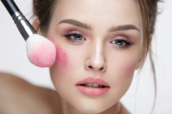 Beauty Face Cosmetics. Sexy Female Applying Makeup, Loose Blush — Stock Photo, Image