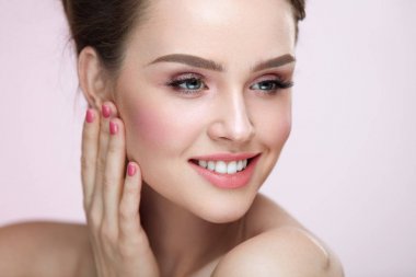 Güzel bir kadınla Güzellik yüz makyaj ve saç modeli portre