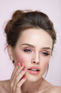 Güzellik makyaj. Doğal makyaj ve pembe tırnak olan closeup dişi