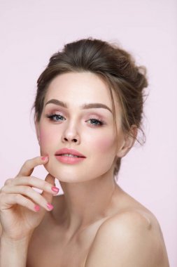 Güzellik makyaj. Doğal makyaj ve pembe tırnak olan closeup dişi