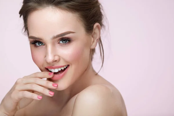 Hermosa mujer con belleza cara maquillaje y peinado retrato — Foto de Stock