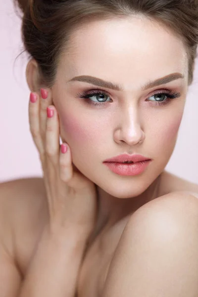 Maquiagem de beleza. Closeup Feminino com maquiagem natural e unhas cor-de-rosa — Fotografia de Stock